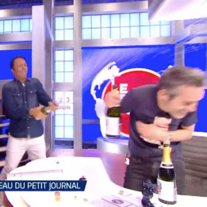 Arthur débarque en direct sur le plateau du "Petit Journal" de Yann Barthès. Emission "Cinq à Sept avec Arthur", sur TF1. Le 23 juin 2016.