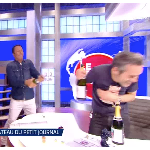 Arthur débarque en direct sur le plateau du "Petit Journal" de Yann Barthès. Emission "Cinq à Sept avec Arthur", sur TF1. Le 23 juin 2016.
