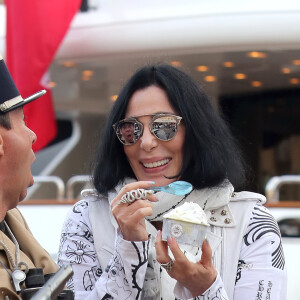 La chanteuse Cher mange une glace sur le port de Saint tropez avec des amies, le 19 juin 2016. © Crystal/Bestimage