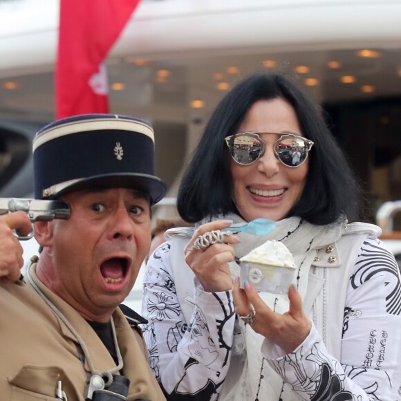 La chanteuse Cher mange une glace sur le port de Saint tropez avec des amies, le 19 juin 2016. © Crystal/Bestimage