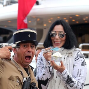 La chanteuse Cher mange une glace sur le port de Saint tropez avec des amies, le 19 juin 2016. © Crystal/Bestimage