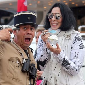 La chanteuse Cher mange une glace sur le port de Saint tropez avec des amies, le 19 juin 2016. © Crystal/Bestimage