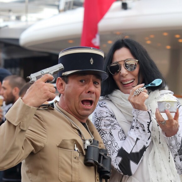 La chanteuse Cher mange une glace sur le port de Saint tropez avec des amies, le 19 juin 2016. © Crystal/Bestimage