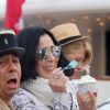 La chanteuse Cher mange une glace sur le port de Saint tropez avec des amies, le 19 juin 2016. © Crystal/Bestimage