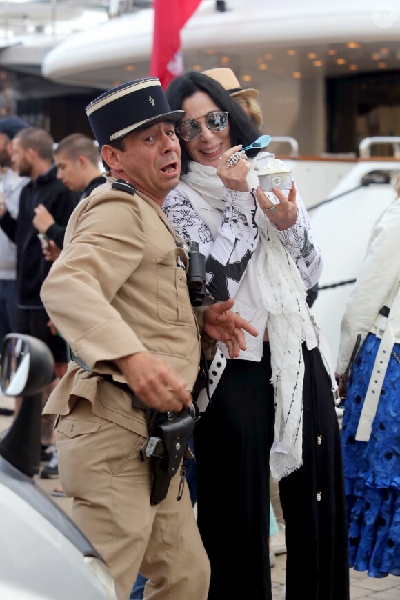 La chanteuse Cher mange une glace sur le port de Saint tropez avec des amies, le 19 juin 2016. © Crystal/Bestimage