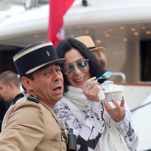 La chanteuse Cher mange une glace sur le port de Saint tropez avec des amies, le 19 juin 2016. © Crystal/Bestimage