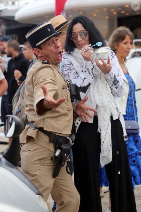 La chanteuse Cher mange une glace sur le port de Saint tropez avec des amies, le 19 juin 2016. © Crystal/Bestimage