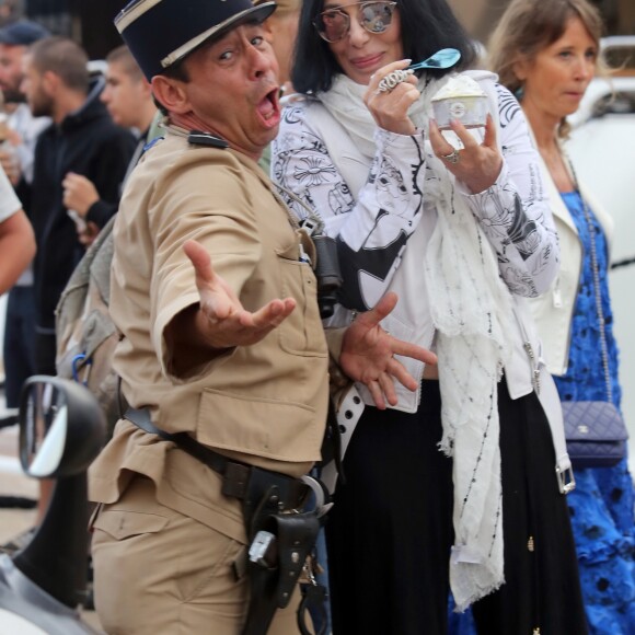 La chanteuse Cher mange une glace sur le port de Saint tropez avec des amies, le 19 juin 2016. © Crystal/Bestimage