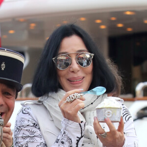 La chanteuse Cher mange une glace sur le port de Saint tropez avec des amies, le 19 juin 2016. © Crystal/Bestimage