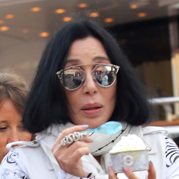 La chanteuse Cher mange une glace sur le port de Saint tropez avec des amies, le 19 juin 2016. © Crystal/Bestimage