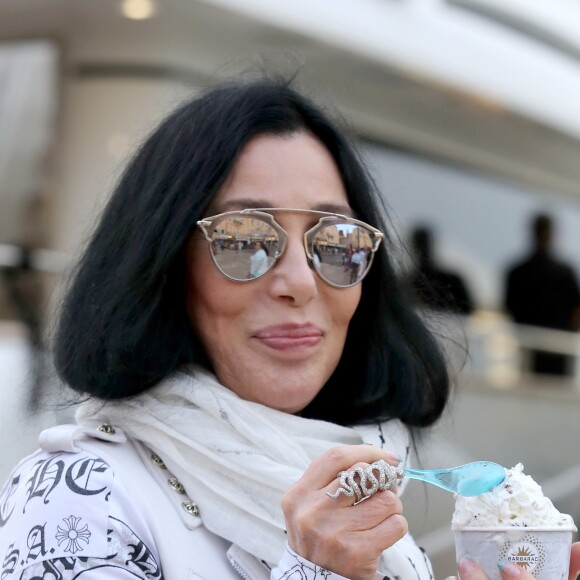 La chanteuse Cher mange une glace sur le port de Saint tropez avec des amies, le 19 juin 2016. © Crystal/Bestimage