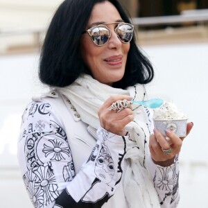 La chanteuse Cher mange une glace sur le port de Saint tropez avec des amies, le 19 juin 2016. © Crystal/Bestimage