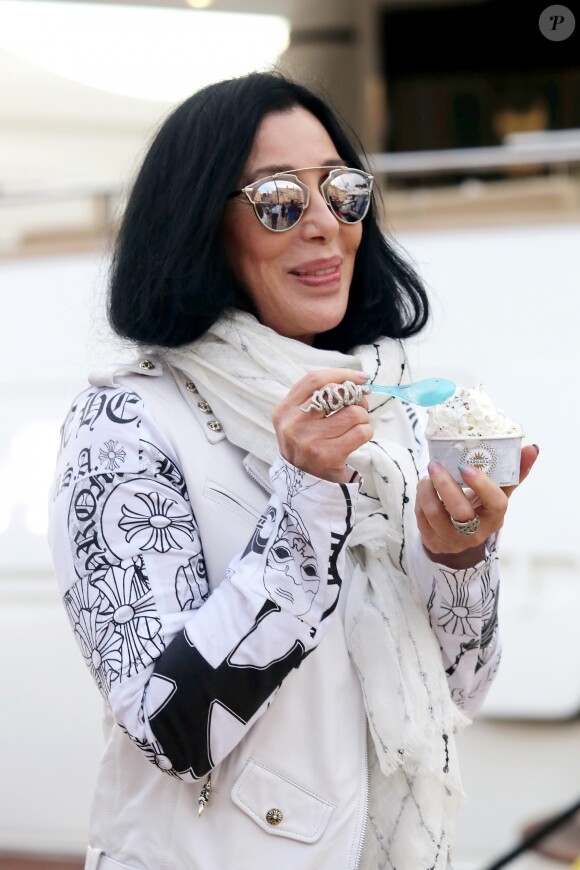 La chanteuse Cher mange une glace sur le port de Saint tropez avec des amies, le 19 juin 2016. © Crystal/Bestimage