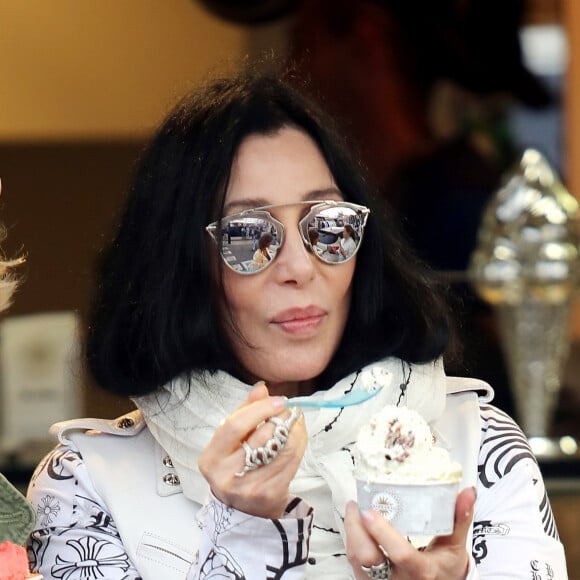 La chanteuse Cher sur le port de Saint tropez avec des amies, le 19 juin 2016. © Crystal/Bestimage