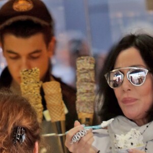 Cher mange une glace sur le port de Saint tropez avec des amies, le 19 juin 2016. © Crystal/Bestimage