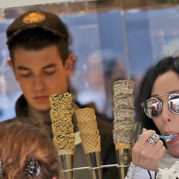 La chanteuse Cher mange une glace sur le port de Saint tropez avec des amies, le 19 juin 2016. © Crystal/Bestimage