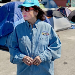 Nana Mouskouri, ambassadrice de bonne volonté de l'UNICEF rend visite aux migrants à Athènes en Grèce le 26 mai 2016.