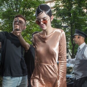 Kendall Jenner rentre avec Bella Hadid à l'hôtel Four Seasons George V à Paris, le 24 juin 2016, après avoir participé au défilé Givenchy homme.