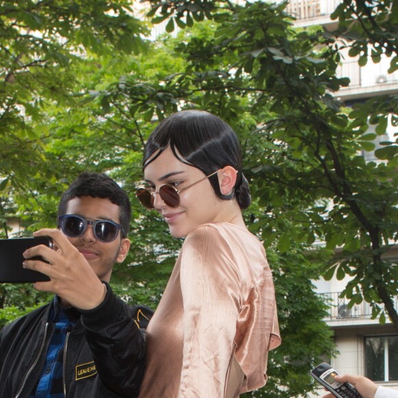 Kendall Jenner rentre avec Bella Hadid à l'hôtel Four Seasons George V à Paris, le 24 juin 2016, après avoir participé au défilé Givenchy homme.