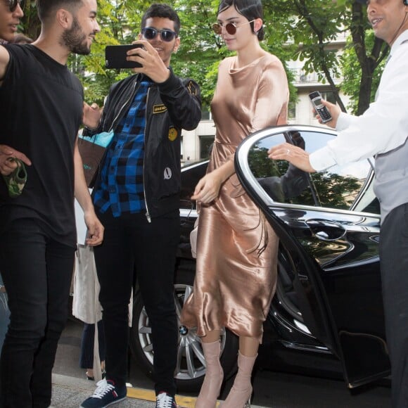 Kendall Jenner rentre avec Bella Hadid à l'hôtel Four Seasons George V à Paris, le 24 juin 2016, après avoir participé au défilé Givenchy homme.