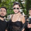 Kendall Jenner rentre avec Bella Hadid à l'hôtel Four Seasons George V à Paris, le 24 juin 2016, après avoir participé au défilé Givenchy homme.