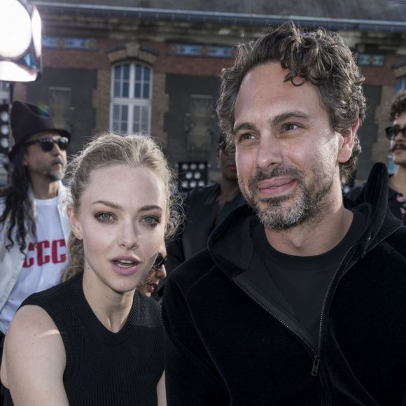 Amanda Seyfried et son compagnon Thomas Sadoski - Défilé Givenchy mode masculine printemps-été 2017 au Lycée Janson-de-Sailly à Paris, le 24 juin 2016. © Olivier Borde / Bestimage