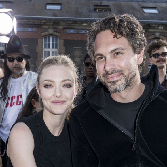 Amanda Seyfried et son compagnon Thomas Sadoski - Défilé Givenchy mode masculine printemps-été 2017 au Lycée Janson-de-Sailly à Paris, le 24 juin 2016. © Olivier Borde / Bestimage