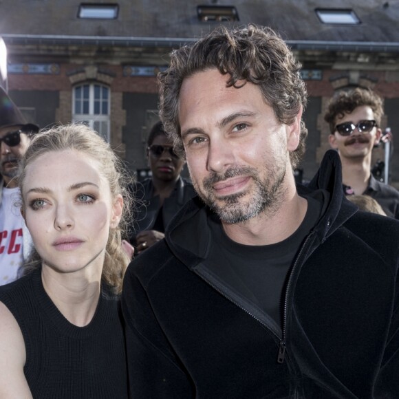 Amanda Seyfried et son compagnon Thomas Sadoski - Défilé Givenchy mode masculine printemps-été 2017 au Lycée Janson-de-Sailly à Paris, le 24 juin 2016. © Olivier Borde / Bestimage