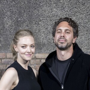 Amanda Seyfried et son compagnon Thomas Sadoski - Défilé Givenchy mode masculine printemps-été 2017 au Lycée Janson-de-Sailly à Paris, le 24 juin 2016. © Olivier Borde / Bestimage