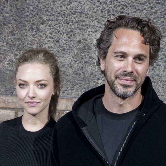 Amanda Seyfried et son compagnon Thomas Sadoski - Défilé Givenchy mode masculine printemps-été 2017 au Lycée Janson-de-Sailly à Paris, le 24 juin 2016. © Olivier Borde / Bestimage