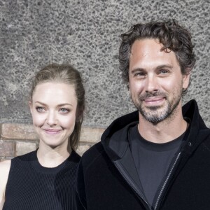 Amanda Seyfried et son compagnon Thomas Sadoski - Défilé Givenchy mode masculine printemps-été 2017 au Lycée Janson-de-Sailly à Paris, le 24 juin 2016. © Olivier Borde / Bestimage