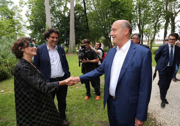 Audrey Tautou et son compagnon Yann Le Bourbouac'h saluent Alain Juppé - Inauguration du nouveau chai du Château Les Carmes Haut-Brion dessiné par Philippe Starck et Luc Arsène à Bordeaux le 24 juin 2016. Le domaine, qui produit des crus de Pessac-Léognan, est la propriété du groupe immobilier Pichet. © Patrick Bernard / Quentin Salinier / Bestimage