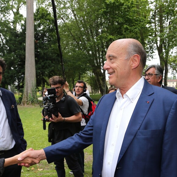 Audrey Tautou et son compagnon Yann Le Bourbouac'h saluent Alain Juppé - Inauguration du nouveau chai du Château Les Carmes Haut-Brion dessiné par Philippe Starck et Luc Arsène à Bordeaux le 24 juin 2016. Le domaine, qui produit des crus de Pessac-Léognan, est la propriété du groupe immobilier Pichet. © Patrick Bernard / Quentin Salinier / Bestimage