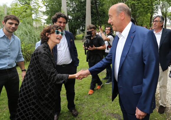 Audrey Tautou et son compagnon Yann Le Bourbouac'h saluent Alain Juppé - Inauguration du nouveau chai du Château Les Carmes Haut-Brion dessiné par Philippe Starck et Luc Arsène à Bordeaux le 24 juin 2016. Le domaine, qui produit des crus de Pessac-Léognan, est la propriété du groupe immobilier Pichet. © Patrick Bernard / Quentin Salinier / Bestimage