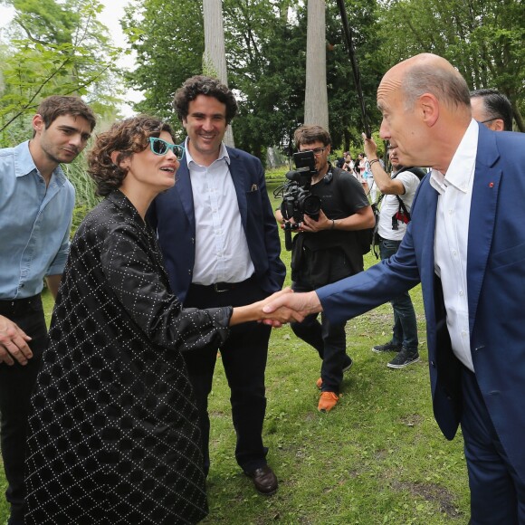 Audrey Tautou et son compagnon Yann Le Bourbouac'h saluent Alain Juppé - Inauguration du nouveau chai du Château Les Carmes Haut-Brion dessiné par Philippe Starck et Luc Arsène à Bordeaux le 24 juin 2016. Le domaine, qui produit des crus de Pessac-Léognan, est la propriété du groupe immobilier Pichet. © Patrick Bernard / Quentin Salinier / Bestimage
