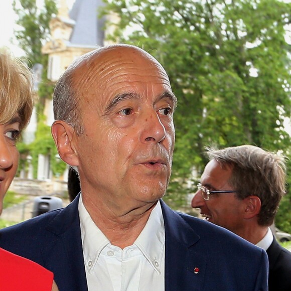 Alain Juppé et sa femme Isabelle - Inauguration du nouveau chai du Château Les Carmes Haut-Brion dessiné par Philippe Starck et Luc Arsène à Bordeaux le 24 juin 2016. Le domaine, qui produit des crus de Pessac-Léognan, est la propriété du groupe immobilier Pichet. © Patrick Bernard / Quentin Salinier / Bestimage