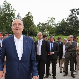 Philippe Starck et Alain Juppé - Inauguration du nouveau chai du Château Les Carmes Haut-Brion dessiné par Philippe Starck et Luc Arsène à Bordeaux le 24 juin 2016. Le domaine, qui produit des crus de Pessac-Léognan, est la propriété du groupe immobilier Pichet. © Patrick Bernard / Quentin Salinier / Bestimage