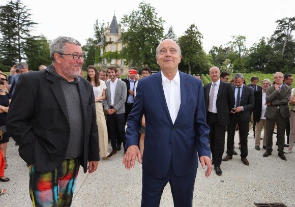 Philippe Starck et Alain Juppé - Inauguration du nouveau chai du Château Les Carmes Haut-Brion dessiné par Philippe Starck et Luc Arsène à Bordeaux le 24 juin 2016. Le domaine, qui produit des crus de Pessac-Léognan, est la propriété du groupe immobilier Pichet. © Patrick Bernard / Quentin Salinier / Bestimage