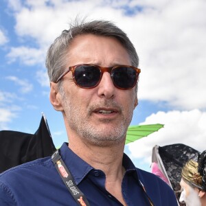 Exclusif - Antoine de Caunes avec les soeurs de la Perpétuelle Indulgence (mouvement militant LGBT) - 18ème édition du festival de musique Solidays sous le thème du "Summer of Love" organisé par l'association Solidarite Sida à l'hippodrome de Longchamp à Paris le 25 juin 2016.© Lionel Urman / Bestimage