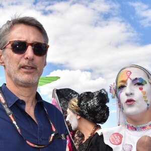 Exclusif - Antoine de Caunes avec les soeurs de la Perpétuelle Indulgence (mouvement militant LGBT) - 18ème édition du festival de musique Solidays sous le thème du "Summer of Love" organisé par l'association Solidarite Sida à l'hippodrome de Longchamp à Paris le 25 juin 2016.© Lionel Urman / Bestimage