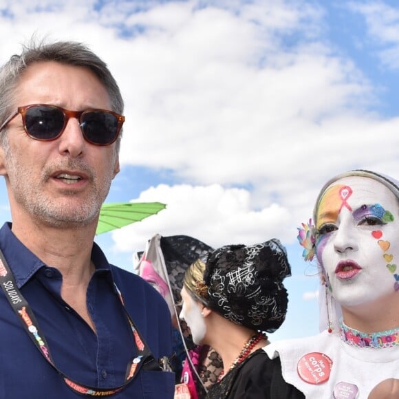 Exclusif - Antoine de Caunes avec les soeurs de la Perpétuelle Indulgence (mouvement militant LGBT) - 18ème édition du festival de musique Solidays sous le thème du "Summer of Love" organisé par l'association Solidarite Sida à l'hippodrome de Longchamp à Paris le 25 juin 2016.© Lionel Urman / Bestimage