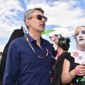 Exclusif - Antoine de Caunes avec les soeurs de la Perpétuelle Indulgence (mouvement militant LGBT) - 18ème édition du festival de musique Solidays sous le thème du "Summer of Love" organisé par l'association Solidarite Sida à l'hippodrome de Longchamp à Paris le 25 juin 2016.© Lionel Urman / Bestimage