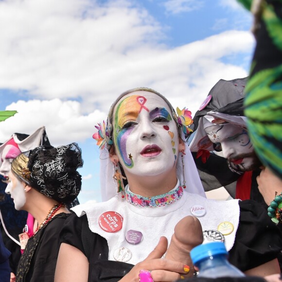 Exclusif - Antoine de Caunes avec les soeurs de la Perpétuelle Indulgence (mouvement militant LGBT) - 18ème édition du festival de musique Solidays sous le thème du "Summer of Love" organisé par l'association Solidarite Sida à l'hippodrome de Longchamp à Paris le 25 juin 2016.© Lionel Urman / Bestimage