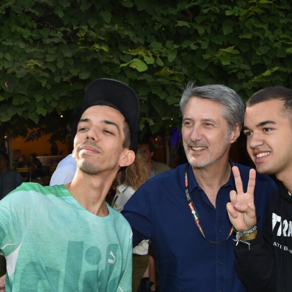 Exclusif - Antoine de Caunes et le groupe Bigflo et Oli - 18ème édition du festival de musique Solidays sous le thème du "Summer of Love" organisé par l'association Solidarité Sida à l'hippodrome de Longchamp à Paris le 25 juin 2016.© Lionel Urman / Bestimage