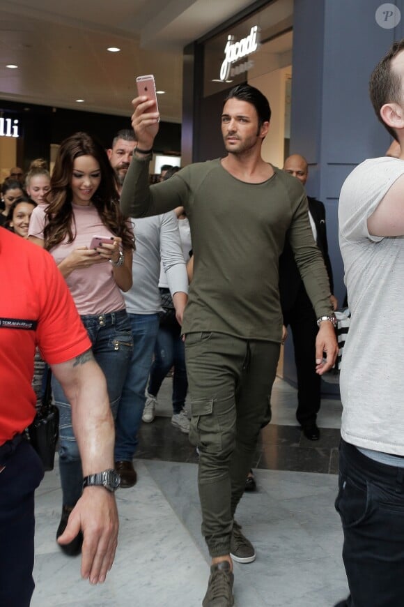 Exclusif - Nabilla Benattia dédicace son livre "Trop Vite" avec son compagnon Thomas Vergara au centre commercial "Merignac Soleil" à Bordeaux, le 26 juin 2016. © Thibaut Moritz-Patrick Bernard/Bestimage