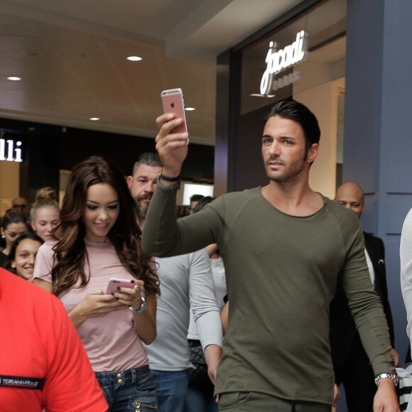 Exclusif - Nabilla Benattia dédicace son livre "Trop Vite" avec son compagnon Thomas Vergara au centre commercial "Merignac Soleil" à Bordeaux, le 26 juin 2016. © Thibaut Moritz-Patrick Bernard/Bestimage