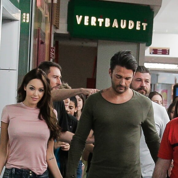 Exclusif - Nabilla Benattia dédicace son livre "Trop Vite" avec son compagnon Thomas Vergara au centre commercial "Merignac Soleil" à Bordeaux, le 26 juin 2016. © Thibaut Moritz-Patrick Bernard/Bestimage