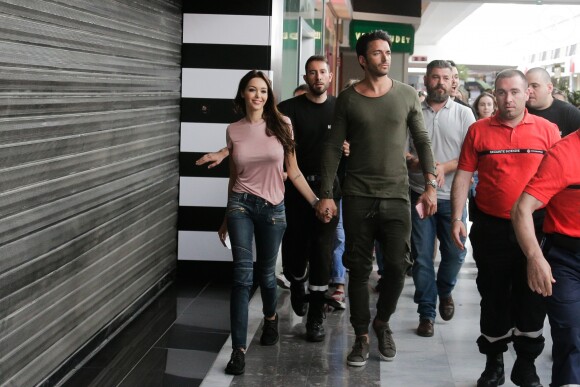 Exclusif - Nabilla Benattia dédicace son livre "Trop Vite" avec son compagnon Thomas Vergara au centre commercial "Merignac Soleil" à Bordeaux, le 26 juin 2016. © Thibaut Moritz-Patrick Bernard/Bestimage