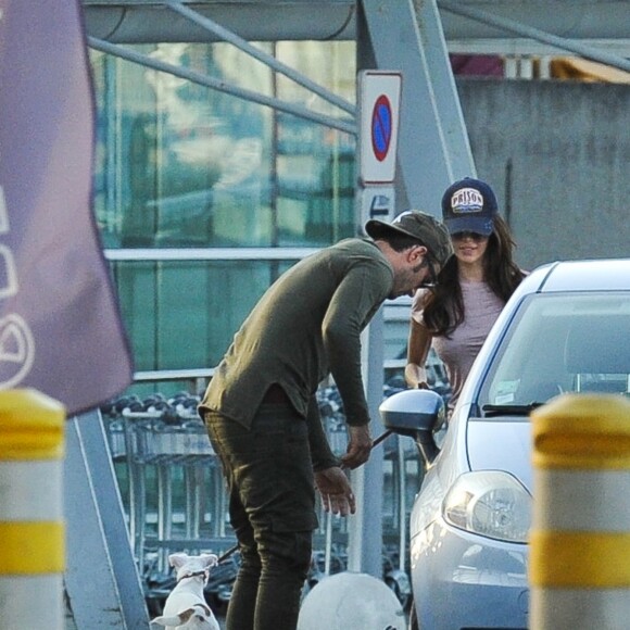 Exclusif - Nabilla Benattia arrive à l'aéroport de Mérignac avec son compagnon Thomas Vergara et leur chien Pita après avoir dédicacé son livre "Trop Vite", le 26 juin 2016. Elle porte une casquette avec l'inscription "Prison"!
