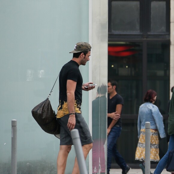 Exclusif - Nabilla Benattia arrive à la gare de Bordeaux avec son compagnon Thomas Vergara et leur chien Pita pour se rendre à la séance de dédicace de son livre "Trop Vite", le 26 juin 2016.